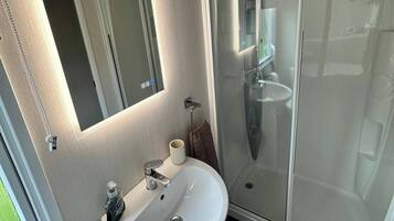 Douche, sĂšche-cheveux, serviettes fournies