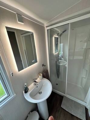 Shower, hair dryer, towels