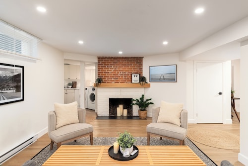 Cozy Quiet 2 Bed Victoria Retreat with Gym