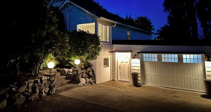 Cozy Quiet 2 Bed Victoria Retreat with Gym