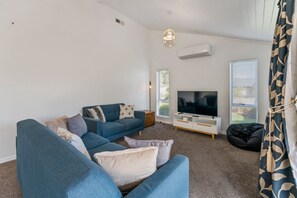 TV, books - Kinloch Hideaway - Lake, hike & bike (Taupo)