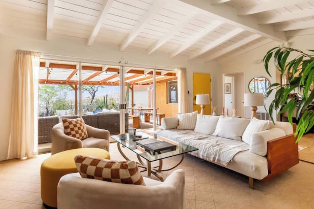 Een smart-tv, een open haard, boeken en een printer