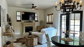 Smart TV, chimenea y impresora