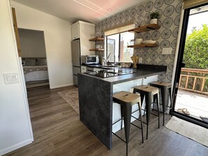 Kjøleskap, mikrobølgeovn, kokeplater og oppvaskmaskin