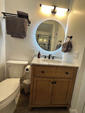 Serviettes fournies, savon, papier de toilette