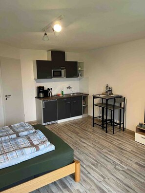 Kühlschrank, Mikrowelle, Wasserkocher mit Kaffee-/Teezubehör