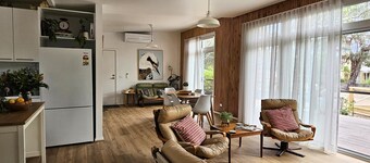 Saltbush - Mid-century beach shack
A 15-minute walk to the beach and shops.