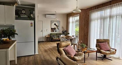 Saltbush - Mid-century beach shack
A 15-minute walk to the beach and shops.