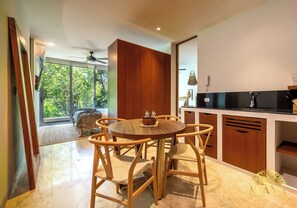 Appartement Deluxe, balcon, vue jardin | Salle Ă manger