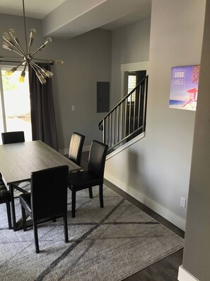 Dining - Charming 3-bedroom house in Coeur d'Alene with AC, WiFi (Coeur d'Alene)