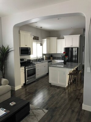 Microwave, oven, stovetop, dishwasher - Charming 3-bedroom house in Coeur d'Alene with AC, WiFi (Coeur d'Alene)