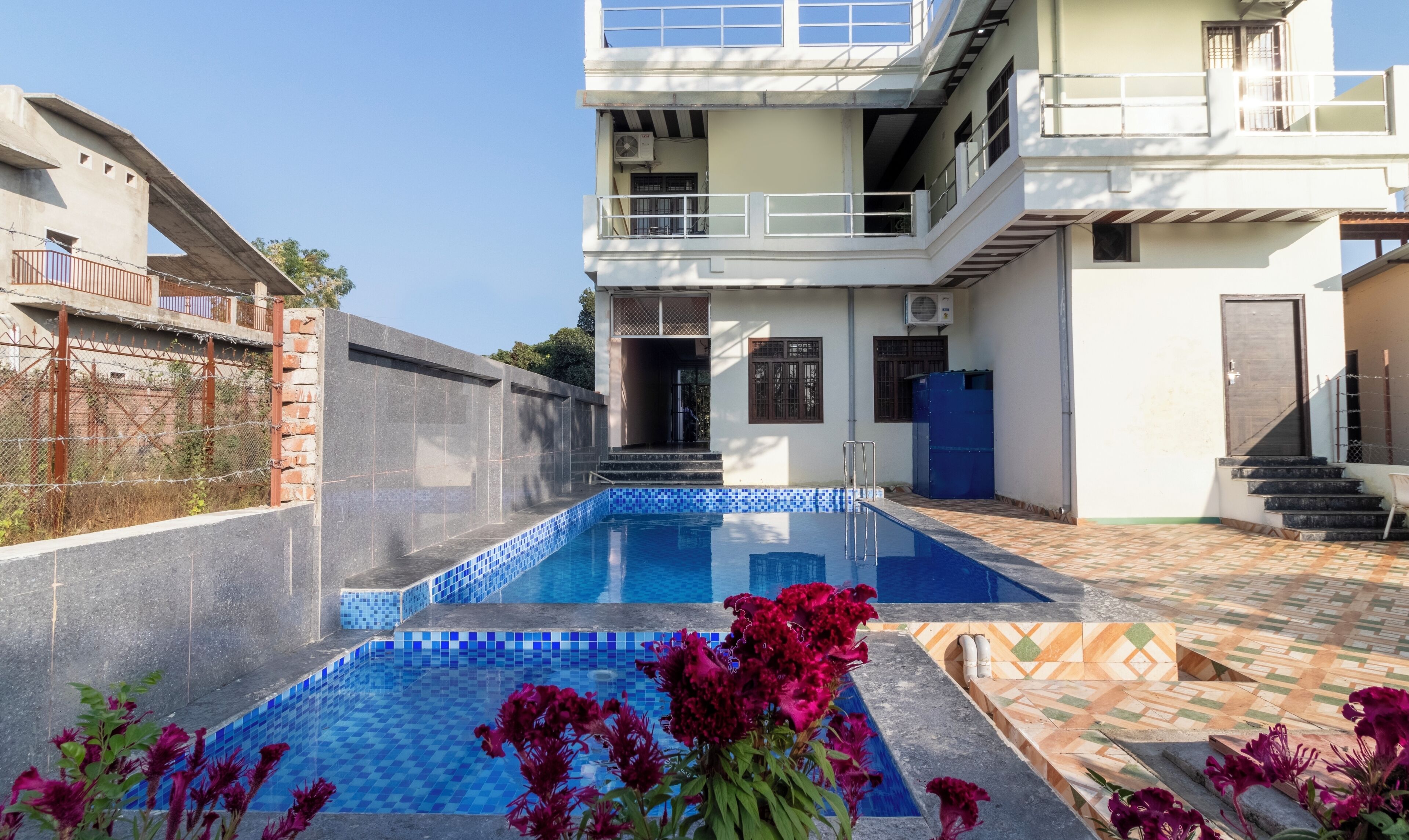 2 outdoor pools