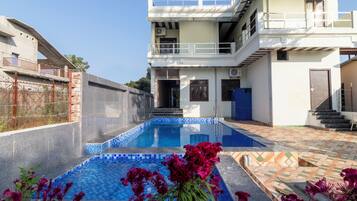 2 outdoor pools