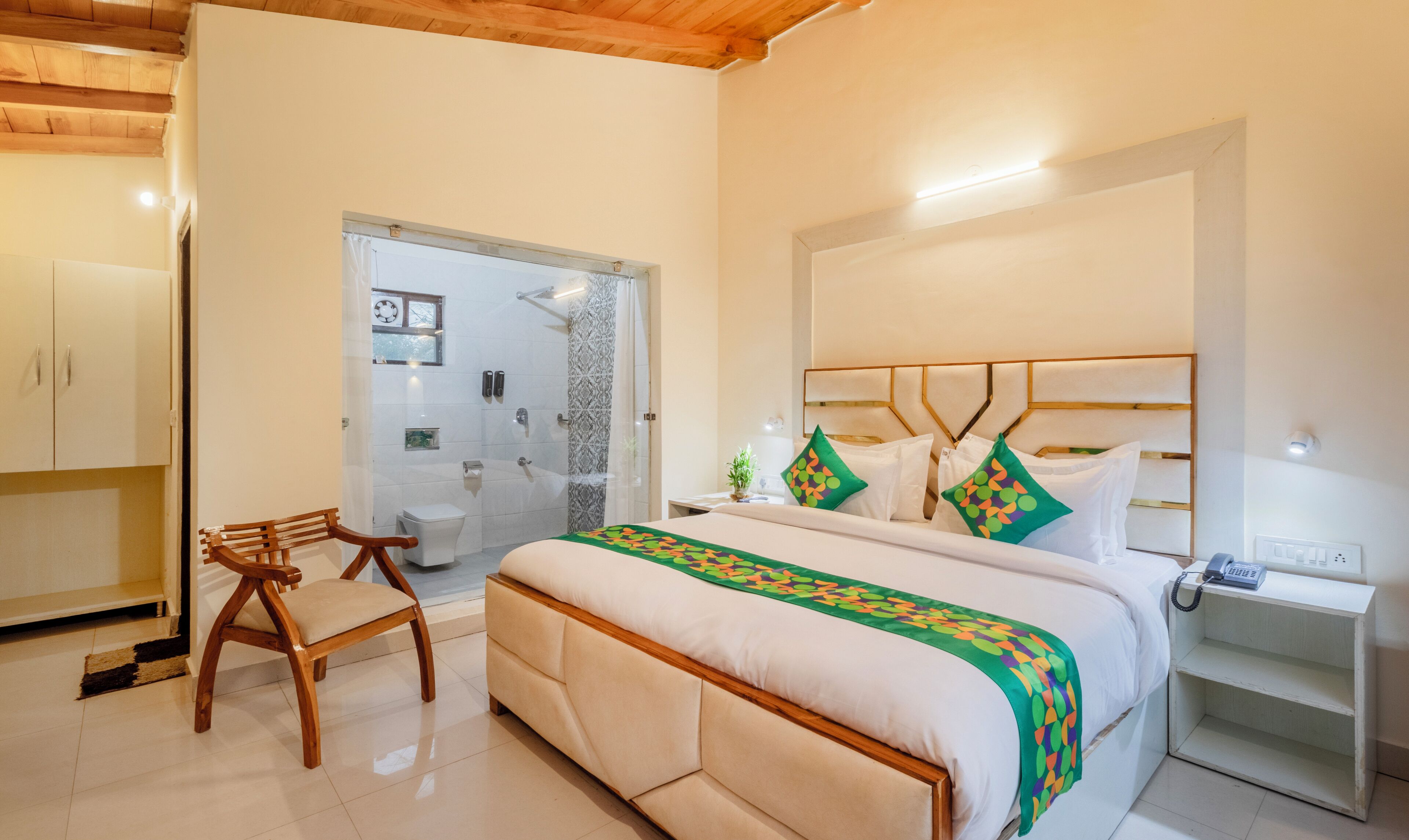 高级房, 庭院景观 | 特色家居、办公桌、遮光窗帘、熨斗/熨衣板