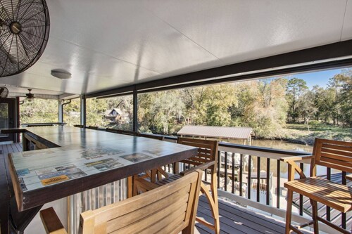 Fabulous Home on the Black Creek, firepit, water access, great views, outdoor bar, pool table, darts