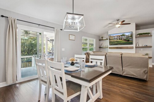 Fabulous Home on the Black Creek, firepit, water access, great views, outdoor bar, pool table, darts