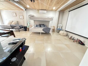 8 bedrooms, free WiFi, bed sheets - 8-bedroom Ocean Front  in Double Bay Eleuthera  with NOT a heated pool (North Palmetto Point)