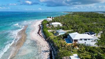 En la playa, sillas reclinables de playa