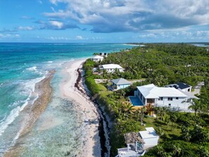 En la playa, sillas reclinables de playa