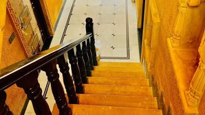 Una scala conduce a zona piscina con vista sugli edifici sullo sfondo.
