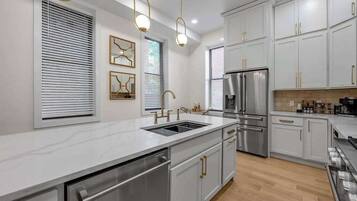 Refrigerador, microondas, horno y parrilla de estufa