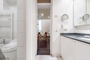 Dusj, h årføner, bidé og håndklær