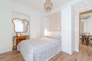 1 slaapkamer, een strijkplank/strijkijzer, wifi, beddengoed