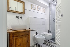 Een douche, een haardroger, een bidet, handdoeken