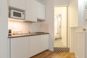 Geladeira, micro-ondas, cooktop, talheres/pratos/utensílios de cozinha