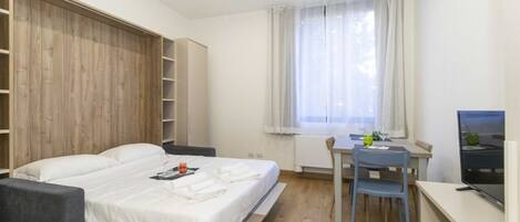 1 habitación, tabla de planchar con plancha, wifi y ropa de cama