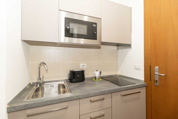 Fridge, microwave, stovetop, cookware/dishes/utensils