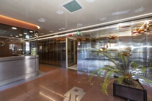 Lobby - GuestHost - Functional studio apartment equipped with all essential comforts,situated a few steps from the Valentino Park and its castle. Located in the San Salvario district, in a modern building with concierge, the accommodation is a 10-minute walk fro (Torino)