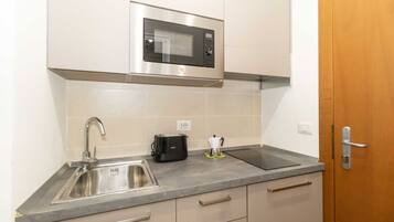 Kühlschrank, Mikrowelle, Herdplatte, Kochgeschirr/Geschirr/Besteck