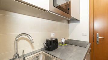 Réfrigérateur, micro-ondes, plaque de cuisson