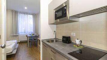 Kühlschrank, Mikrowelle, Herdplatte, Kochgeschirr/Geschirr/Besteck