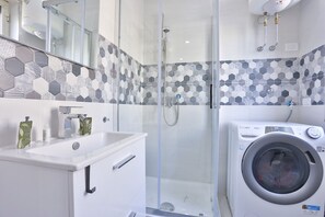 Chuveiro, secador de cabelo, toalhas de banho 