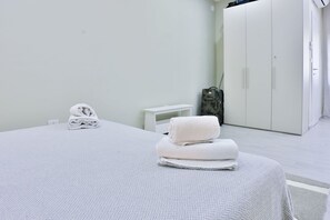 Een strijkplank/strijkijzer, wifi, beddengoed