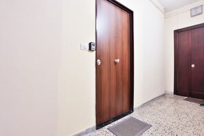 Interior - GuestHost - Ronkasa Quiet Apartment (Napoli)
