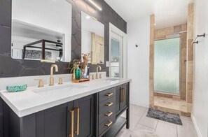 Dusj, hårføner, håndklær og såpe