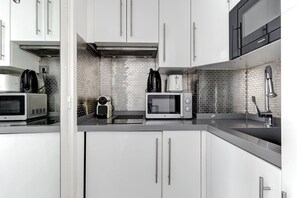 Een koelkast, een microgolfoven, een oven