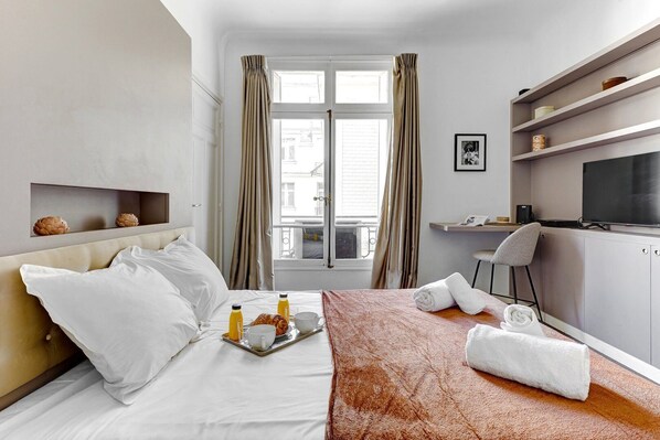 Een strijkplank/strijkijzer, wifi, beddengoed