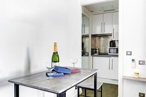 Fridge, microwave, oven, coffee/tea maker