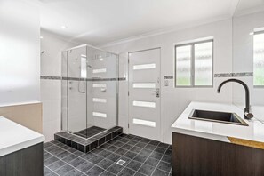 Douche, sèche-cheveux, serviettes fournies