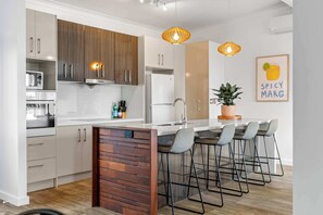 Fridge, microwave, oven, stovetop - Retro Lake Vista by Coast Hosting (Buff Point)