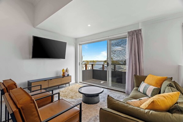 Televisión y oficina 