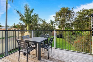 Outdoor dining - Retro Lake Vista by Coast Hosting (Buff Point)