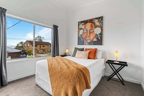 2 bedrooms, desk, iron/ironing board, WiFi - Retro Lake Vista by Coast Hosting (Buff Point)