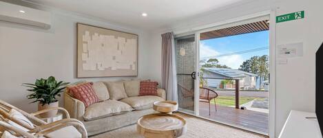 Een televisie en een kantoor