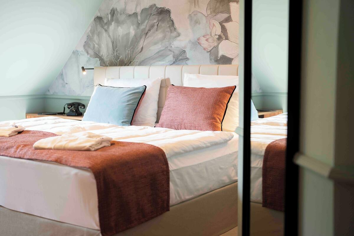 Minibar, in-room safe, blackout drapes, WiFi (free)