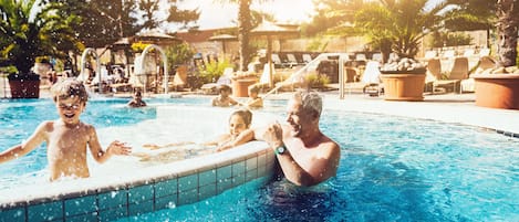 8 binnenzwembaden, 2 buitenzwembaden, parasols voor strand/zwembad